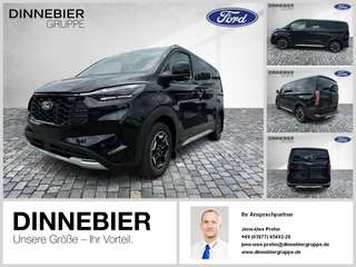 Schräge Frontansicht auf einen Ford Tourneo Custom , freigestellt
