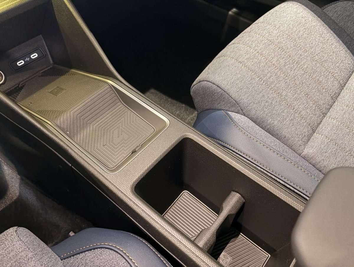 Fahrzeugbild eines Renault 4 E-TECH