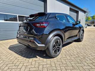 Schräge Frontansicht auf einen Nissan JUKE , freigestellt