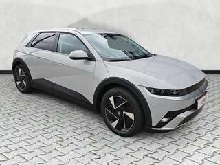 Schräge Frontansicht auf einen Hyundai IONIQ 5 , freigestellt