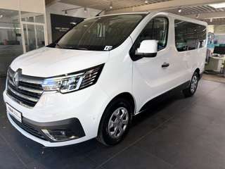 Schräge Frontansicht auf einen Renault Trafic , freigestellt
