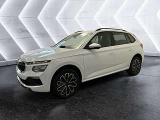 Schräge Frontansicht auf einen Skoda Kamiq , freigestellt