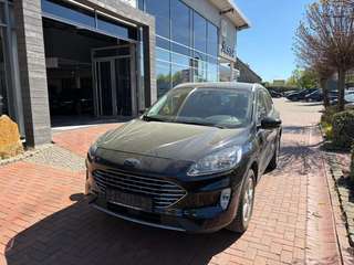 Schräge Frontansicht auf einen Ford Kuga , freigestellt