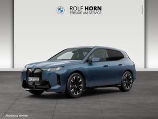 Schräge Frontansicht auf einen BMW iX , freigestellt