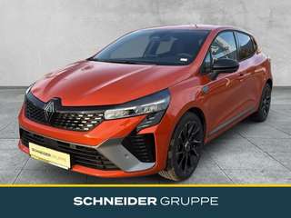 Schräge Frontansicht auf einen Renault Clio , freigestellt