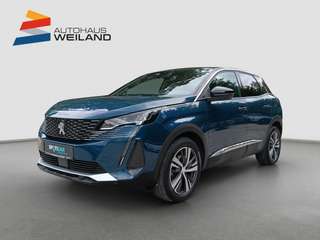 Schräge Frontansicht auf einen Peugeot 3008 , freigestellt