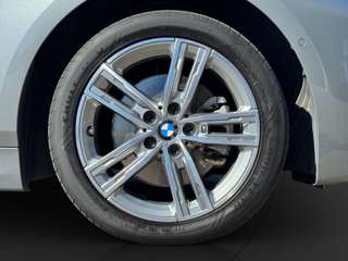Schräge Frontansicht auf einen BMW 1er-Reihe , freigestellt