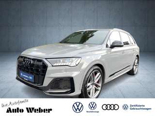 Schräge Frontansicht auf einen Audi SQ7 , freigestellt