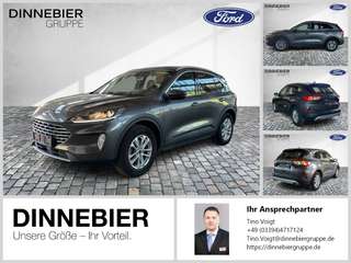 Schräge Frontansicht auf einen Ford Kuga , freigestellt
