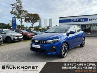 Schräge Frontansicht auf einen Dacia Sandero , freigestellt