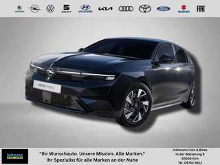 Schräge Frontansicht auf einen Opel Astra , freigestellt