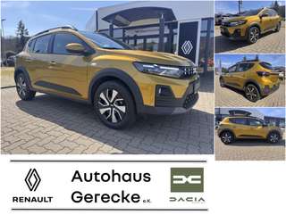 Schräge Frontansicht auf einen Dacia Sandero , freigestellt