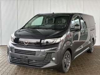 Schräge Frontansicht auf einen Opel Vivaro , freigestellt