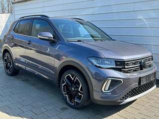 Schräge Frontansicht auf einen Volkswagen T-Cross , freigestellt
