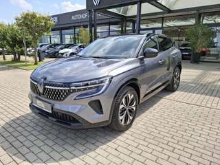 Schräge Frontansicht auf einen Renault Austral , freigestellt