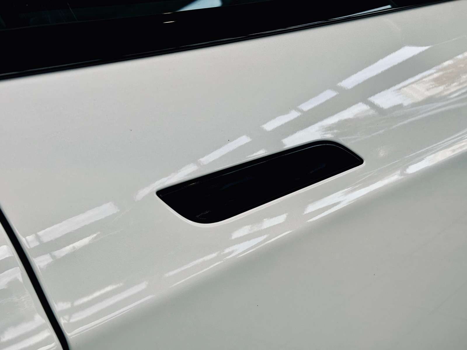 Fahrzeugbild eines TESLA Model S
