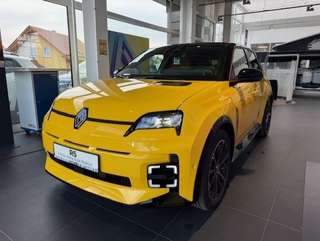 Schräge Frontansicht auf einen Renault 5 E-TECH , freigestellt