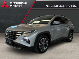 Schräge Frontansicht auf einen Hyundai Tucson , freigestellt