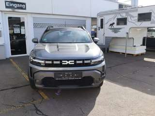 Schräge Frontansicht auf einen Dacia Duster , freigestellt
