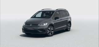 Schräge Frontansicht auf einen Volkswagen Touran , freigestellt