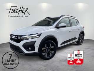 Schräge Frontansicht auf einen Dacia Sandero , freigestellt