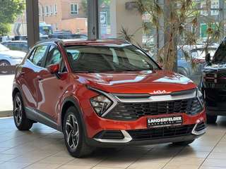 Schräge Frontansicht auf einen Kia Sportage , freigestellt