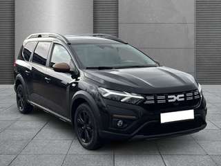 Schräge Frontansicht auf einen Dacia Jogger , freigestellt