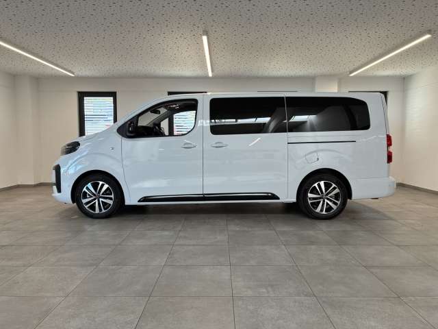 Fahrzeugbild eines Peugeot Traveller