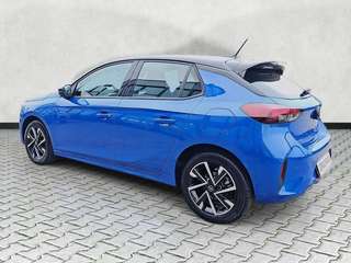 Schräge Frontansicht auf einen Opel Corsa , freigestellt