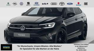 Schräge Frontansicht auf einen Volkswagen Taigo , freigestellt