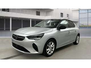 Schräge Frontansicht auf einen Opel Corsa , freigestellt