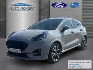 Schräge Frontansicht auf einen Ford Puma , freigestellt