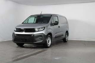 Schräge Frontansicht auf einen Opel Combo , freigestellt