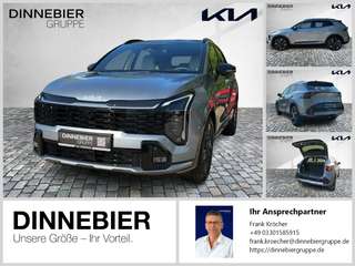 Schräge Frontansicht auf einen Kia Sportage , freigestellt