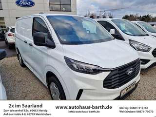 Schräge Frontansicht auf einen Ford Transit Custom , freigestellt