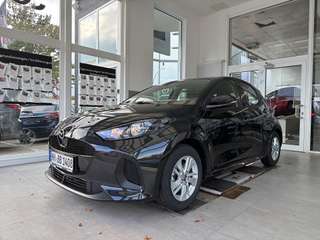 Schräge Frontansicht auf einen Mazda Mazda2 Hybrid , freigestellt