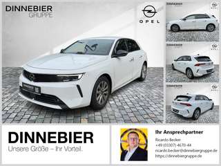 Schräge Frontansicht auf einen Opel Astra , freigestellt