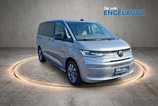 Schräge Frontansicht auf einen Volkswagen Multivan , freigestellt