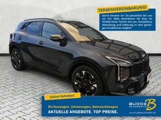 Schräge Frontansicht auf einen Kia Sportage , freigestellt