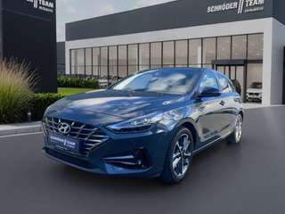 Schräge Frontansicht auf einen Hyundai i30 , freigestellt