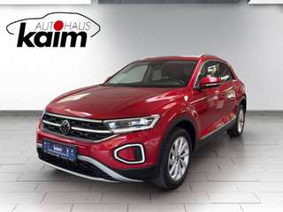 Schräge Frontansicht auf einen Volkswagen T-Roc , freigestellt