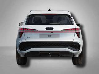Schräge Frontansicht auf einen Audi Q3 , freigestellt