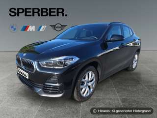 Schräge Frontansicht auf einen BMW X2 , freigestellt