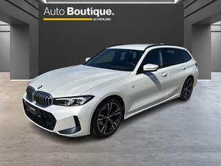 Schräge Frontansicht auf einen BMW 3er-Reihe , freigestellt