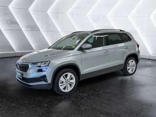 Schräge Frontansicht auf einen Skoda Karoq , freigestellt