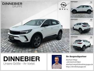 Schräge Frontansicht auf einen Opel Grandland X , freigestellt