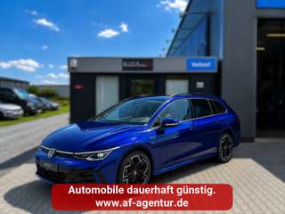 Schräge Frontansicht auf einen Volkswagen Golf , freigestellt