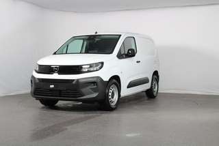 Schräge Frontansicht auf einen Opel Combo , freigestellt