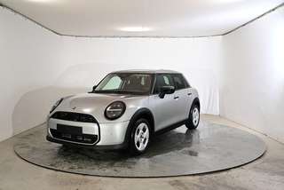 Schräge Frontansicht auf einen MINI COOPER , freigestellt