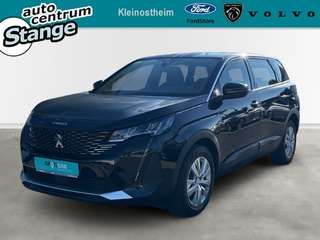 Schräge Frontansicht auf einen Peugeot 5008 , freigestellt